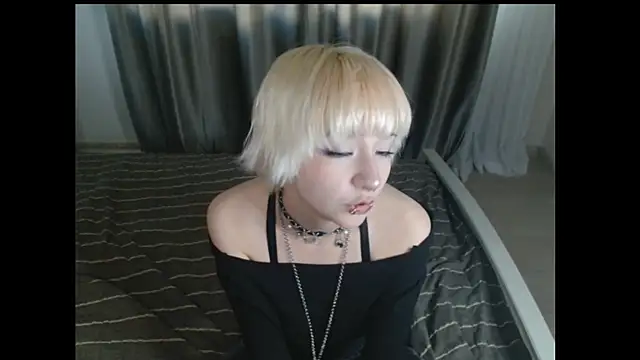Snapshot of RoxyLien chatting on 06/21/26, 04:20 RoxyLien online show from 06/21/26, 04:20