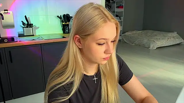 Snapshot of MichelleMargiela chatting on 07/14/26, 03:33 MichelleMargiela online show from 07/14/26, 03:33