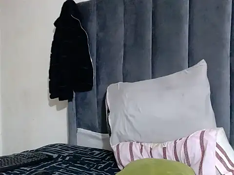 creamyslender23 online show from 06/25/26, 02:33