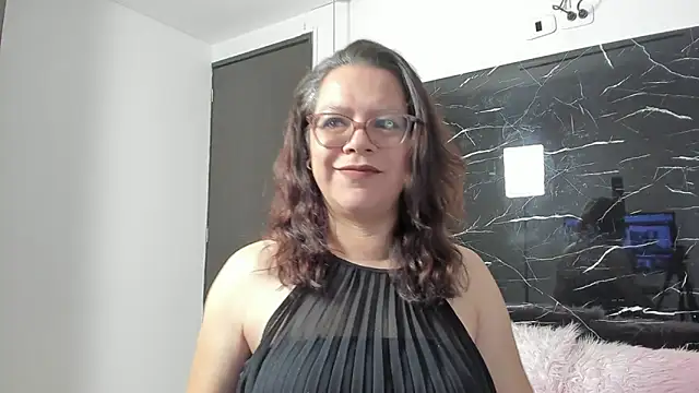 Snapshot of ELLE_HADID chatting on 06/22/26, 03:31 ELLE HADID online show from 06/22/26, 03:31