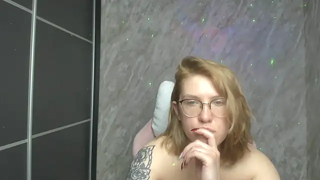 Snapshot of Reginasmilee chatting on 02/13/25, 04:00 Reginasmilee online show from 02/13/25, 04:00
