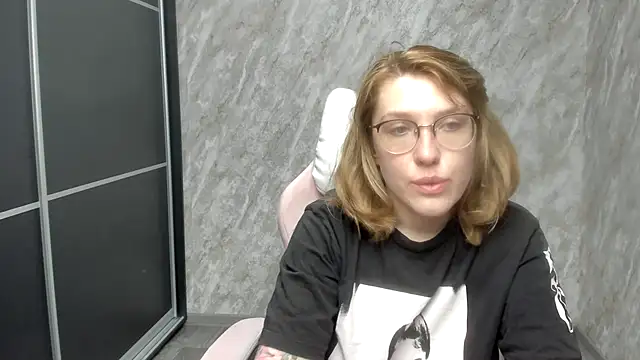 Snapshot of Reginasmilee chatting on 02/26/25, 06:37 Reginasmilee online show from 02/26/25, 06:37