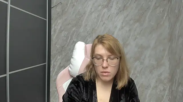 Snapshot of Reginasmilee chatting on 02/27/25, 06:18 Reginasmilee online show from 02/27/25, 06:18