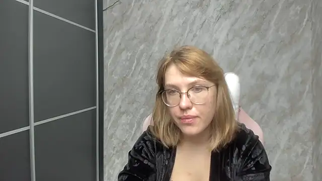 Snapshot of Reginasmilee chatting on 02/28/25, 02:53 Reginasmilee online show from 02/28/25, 02:53