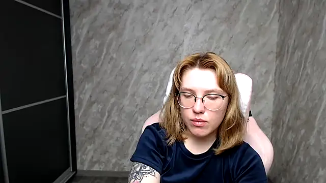 Snapshot of Reginasmilee chatting on 03/06/25, 02:51 Reginasmilee online show from 03/06/25, 02:51