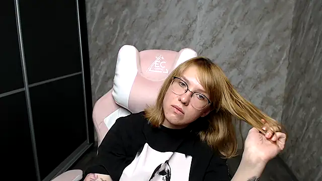 Snapshot of Reginasmilee chatting on 03/15/25, 10:57 Reginasmilee online show from 03/15/25, 10:57