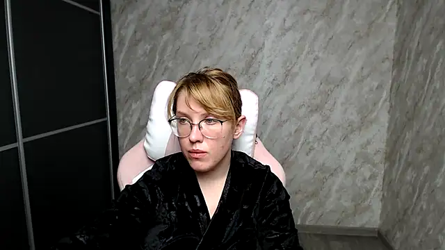 Snapshot of Reginasmilee chatting on 03/16/25, 03:17 Reginasmilee online show from 03/16/25, 03:17