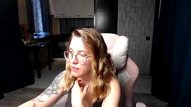 Snapshot of Reginasmilee chatting on 09/11/25, 04:45 Reginasmilee online show from 09/11/25, 04:45