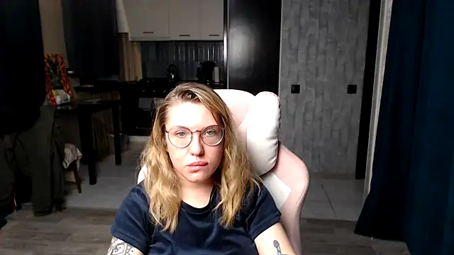 Snapshot of Reginasmilee chatting on 09/16/25, 12:00 Reginasmilee online show from 09/16/25, 12:00