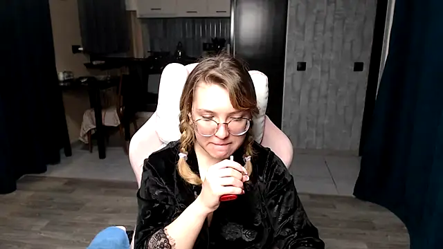 Snapshot of Reginasmilee chatting on 09/21/25, 02:02 Reginasmilee online show from 09/21/25, 02:02