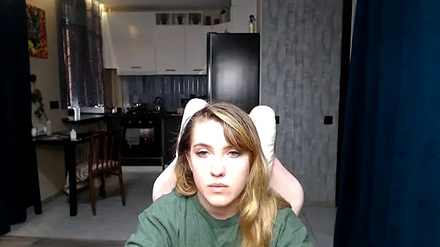 Snapshot of Reginasmilee chatting on 09/27/25, 12:32 Reginasmilee online show from 09/27/25, 12:32