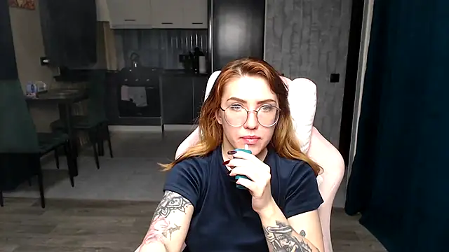 Snapshot of Reginasmilee chatting on 11/17/25, 12:49 Reginasmilee online show from 11/17/25, 12:49