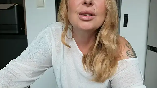 Snapshot of TammyJeann chatting on 09/14/25, 01:43 TammyJeann online show from 09/14/25, 01:43