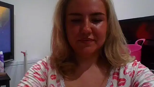 Snapshot of MaddyCherryX chatting on 07/04/26, 09:32 MaddyCherryX online show from 07/04/26, 09:32