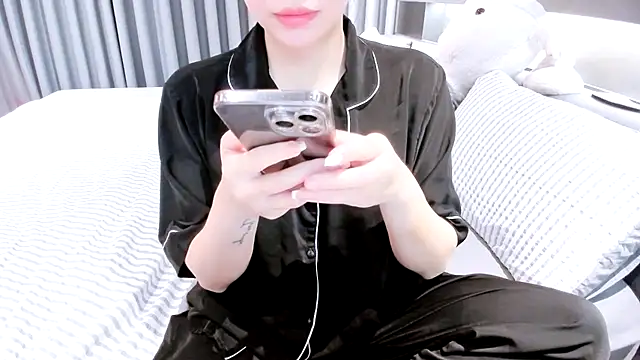 Snapshot of SungkyunnKwan chatting on 02/15/25, 11:06 SungkyunnKwan online show from 02/15/25, 11:06