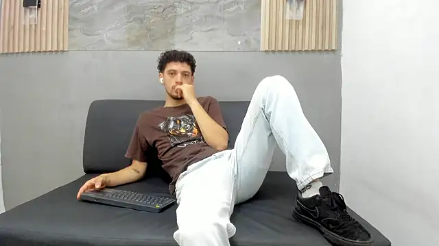 Snapshot of LUCA_GREEND chatting on 07/15/26, 12:21 LUCA GREEND online show from 07/15/26, 12:21