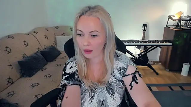 Snapshot of WhitneyLynn chatting on 12/07/24, 02:13 WhitneyLynn online show from 12/07/24, 02:13