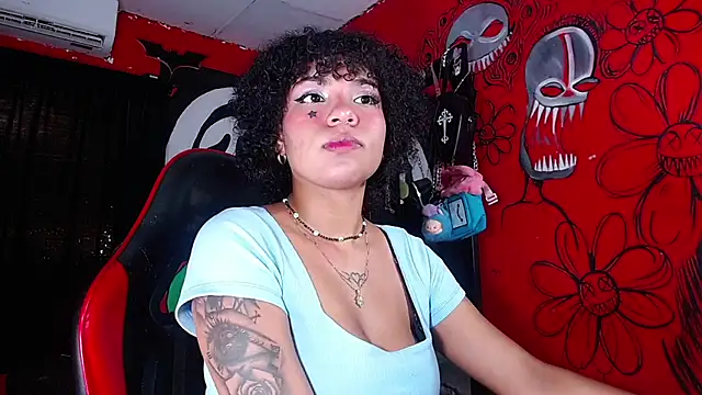 Snapshot of Trixiehotx chatting on 07/19/26, 01:37 Trixiehotx online show from 07/19/26, 01:37