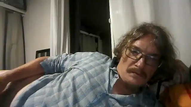 Snapshot of riffraff69 chatting on 08/06/26, 08:05 riffraff69 online show from 08/06/26, 08:05