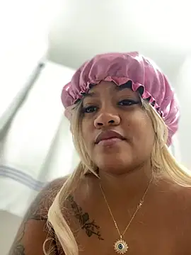 Snapshot of riri_brunnete chatting on 03/08/25, 12:09 riri brunnete online show from 03/08/25, 12:09