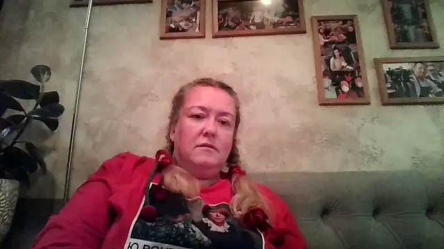 Snapshot of HappyCurvyMama chatting on 08/05/26, 08:11 HappyCurvyMama online show from 08/05/26, 08:11