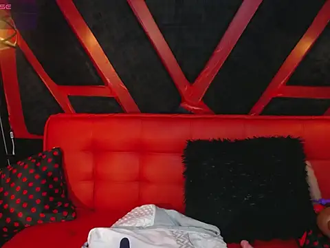 Clhoe-blake online show from 08/04/26, 08:11