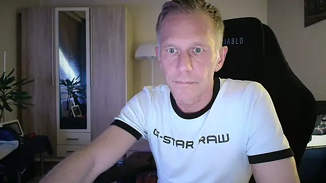 Snapshot of slaveboy2016@xh chatting on 06/09/26, 09:15 slaveboy2016xh online show from 06/09/26, 09:15