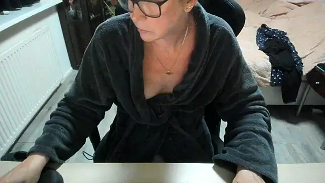 Snapshot of minoesje37 chatting on 10/27/25, 08:35 minoesje37 online show from 10/27/25, 08:35