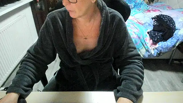 Snapshot of minoesje37 chatting on 11/10/25, 08:30 minoesje37 online show from 11/10/25, 08:30