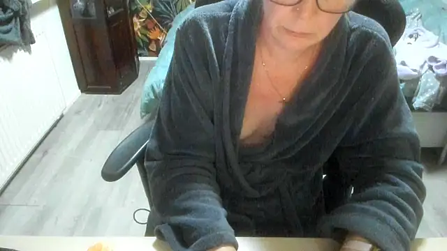 Snapshot of minoesje37 chatting on 12/21/25, 08:27 minoesje37 online show from 12/21/25, 08:27