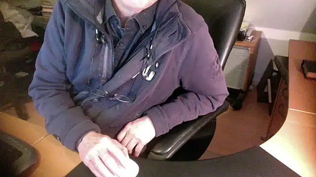 Snapshot of outlaw200 chatting on 12/13/24, 03:43 outlaw200 online show from 12/13/24, 03:43