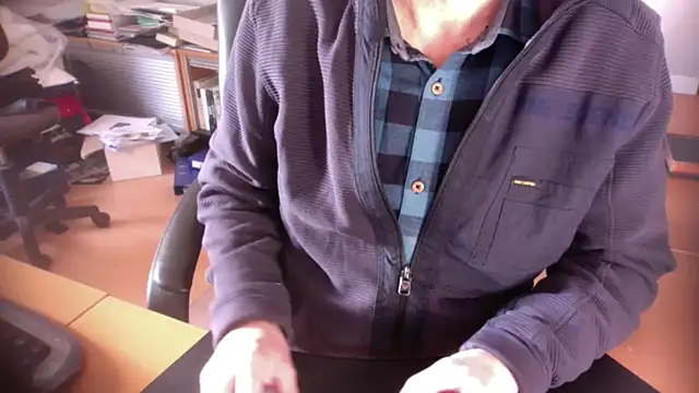 Snapshot of outlaw200 chatting on 12/17/24, 12:43 outlaw200 online show from 12/17/24, 12:43