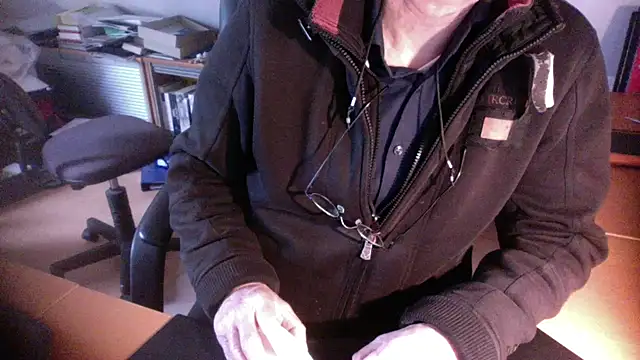 Snapshot of outlaw200 chatting on 12/19/24, 11:39 outlaw200 online show from 12/19/24, 11:39