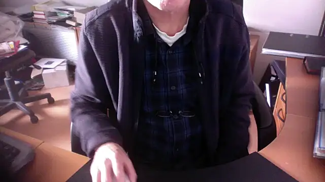 Snapshot of outlaw200 chatting on 12/23/24, 10:53 outlaw200 online show from 12/23/24, 10:53