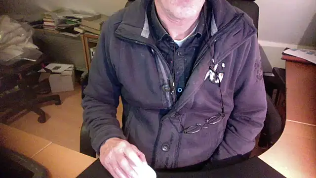 Snapshot of outlaw200 chatting on 01/03/25, 07:39 outlaw200 online show from 01/03/25, 07:39