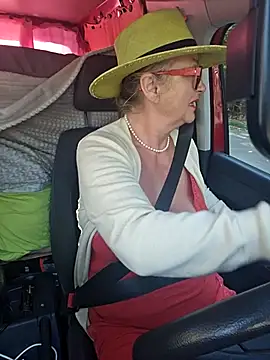 Snapshot of MucMilf59 chatting on 09/19/25, 07:43 MucMilf59 online show from 09/19/25, 07:43