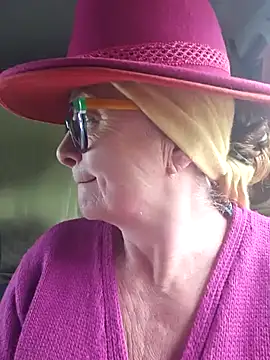 Snapshot of MucMilf59 chatting on 11/25/25, 10:37 MucMilf59 online show from 11/25/25, 10:37