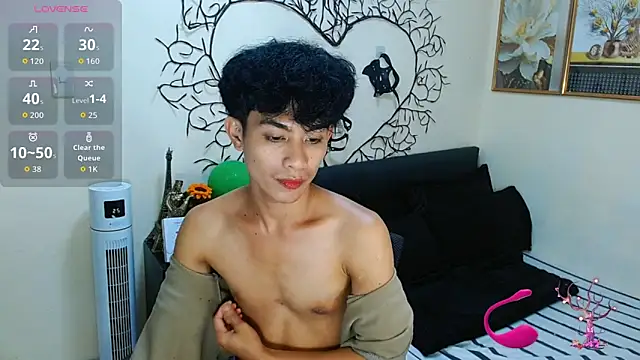 Snapshot of WildestTwink chatting on 11/17/25, 10:48 WildestTwink online show from 11/17/25, 10:48