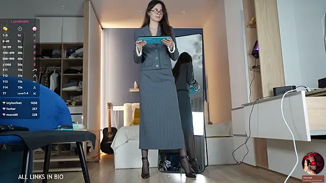 LAUREL HAZEL online show from 03/10/25, 10:13