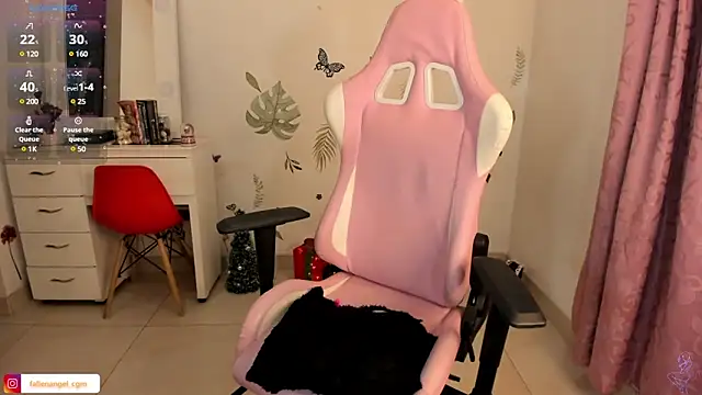 Snapshot of Fallengangel chatting on 12/17/24, 10:55 Fallengangel online show from 12/17/24, 10:55