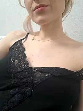 YogisticJuli666 online show from 10/27/25, 05:55