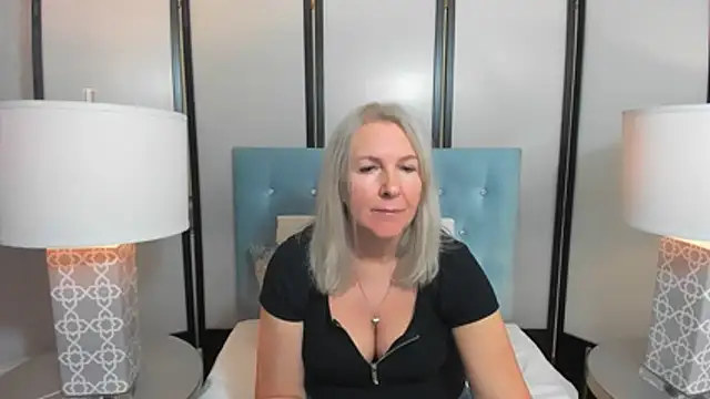 Snapshot of EricaTop chatting on 11/12/25, 05:24 EricaTop online show from 11/12/25, 05:24