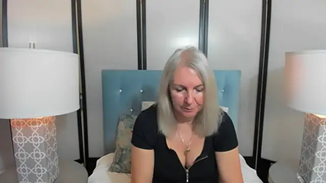 Snapshot of EricaTop chatting on 11/13/25, 09:36 EricaTop online show from 11/13/25, 09:36