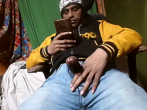 Snapshot of desiboy1101 chatting on 12/14/24, 03:29 desiboy1101 online show from 12/14/24, 03:29