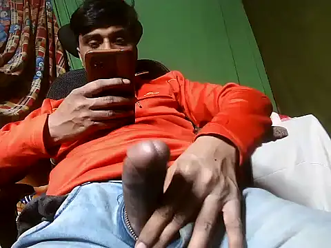 Snapshot of desiboy1101 chatting on 12/19/24, 02:13 desiboy1101 online show from 12/19/24, 02:13