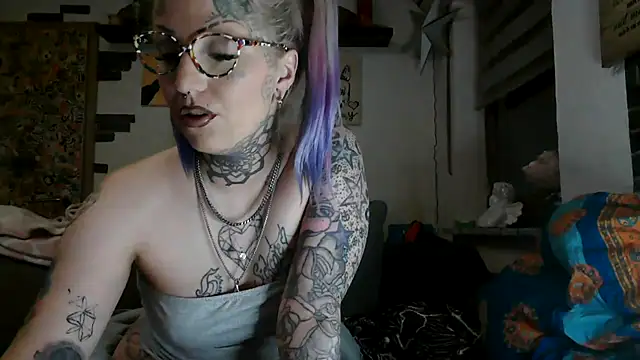 Snapshot of RoxxyInk chatting on 05/25/26, 01:11 RoxxyInk online show from 05/25/26, 01:11