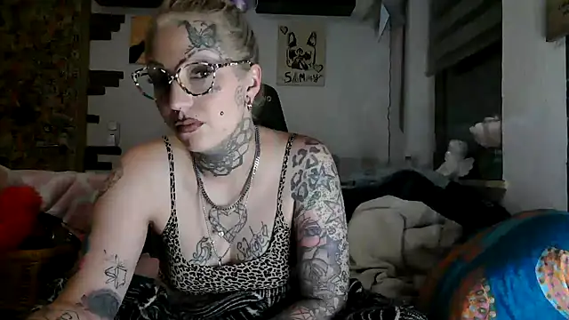 Snapshot of RoxxyInk chatting on 06/01/26, 10:44 RoxxyInk online show from 06/01/26, 10:44