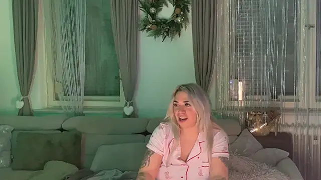 Snapshot of Monageil chatting on 01/19/25, 10:17 Monageil online show from 01/19/25, 10:17