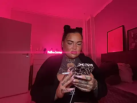 Snapshot of _MelinaCurves_ chatting on 01/08/25, 10:37  MelinaCurves  online show from 01/08/25, 10:37