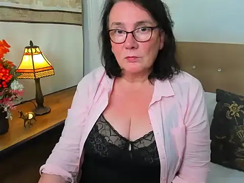 Snapshot of DorisDesire chatting on 10/28/25, 09:06 DorisDesire online show from 10/28/25, 09:06